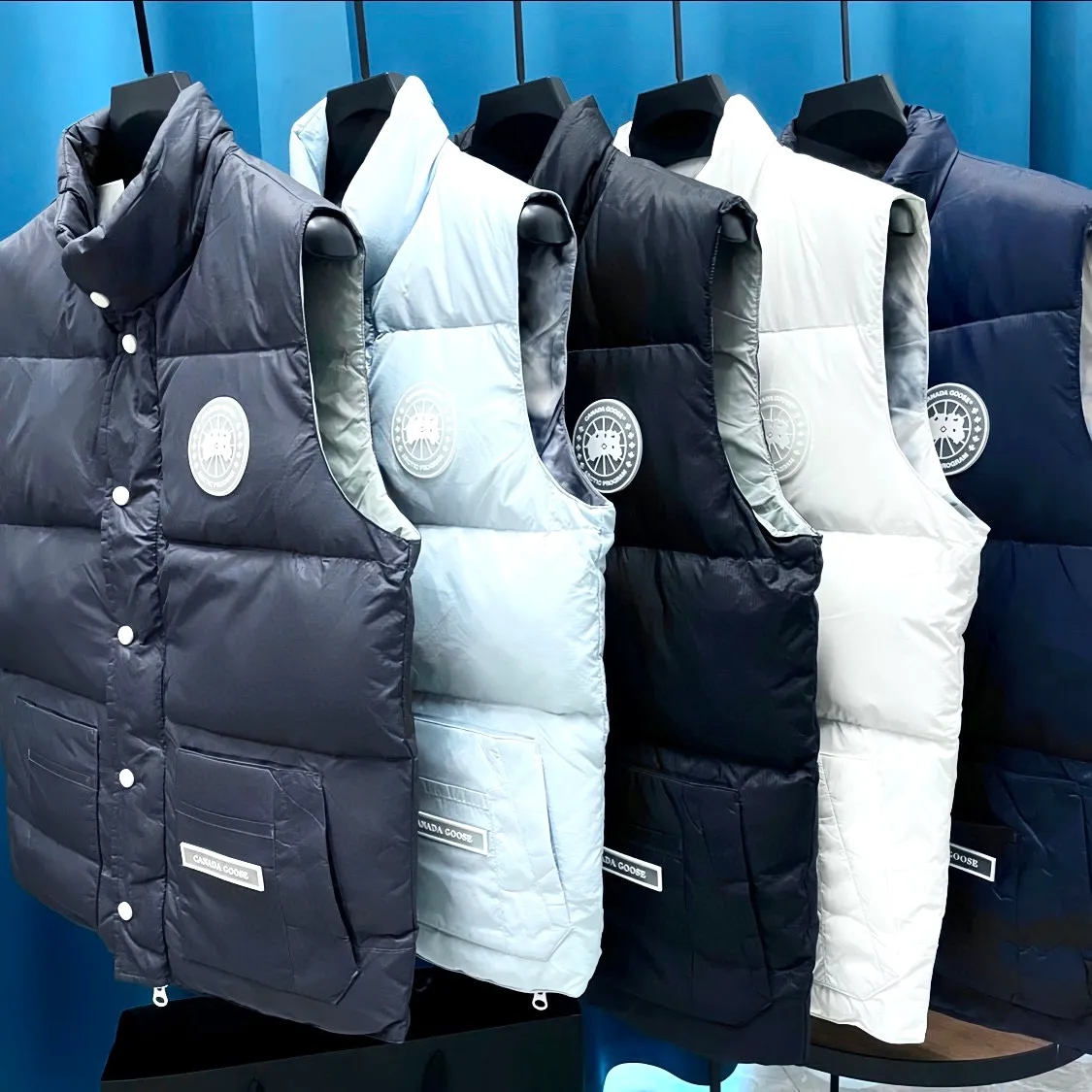 P440 Canadagoose ➡️ Canada 🦢 Glacier Series 💥 Down Vest, look good with it ❗️ Canada Goose’s new “Northern Lights Series” down vest Canada Goose’s new “Northern Lights” Northern Lights white label down vest is on sale! The light and layered colors give people the feeling of being trapped in the mist around icebergs and glaciers. It can be said to be very dreamy! Material list: 1⃣ Original custom-made double-flat 9500-100% nylon nylon material 2⃣ Original YKK zipper, non-auxiliary factory product 3⃣ National standard 80% white duck down, (zp uses 80% white duck down/everything boasting 90% is fake) Material analysis characteristics: 1⃣ Original factory/9500-100% nylon100% nylon Lurex yarn In fact, 100% nylon is rarely pure nowadays. Most of them are mixed with cotton or polyester. Our top-quality original version is developed in accordance with ZP and uses the same material. 2⃣ As we all know, the original version uses 80% white duck down. The fill power refers to the cubic inches of volume occupied by each ounce (30 grams) of down under certain conditions. If one ounce of down occupies 500 cubic inches, the fill power of the down is 500. So we can simply understand it as: fill power is the volume of down, and the volume of down is fill power. The higher the fill power of down, it means that under the same filling amount, down can fix a larger volume of air layer to keep warm and insulate, so the warmth retention of down is better. Size:XS-2XL